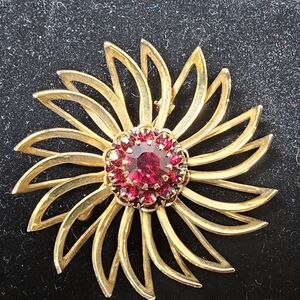 Vintage Sarah Coventry Red Rhinestone Sunburst Flower Brooch Gold Tone 2"